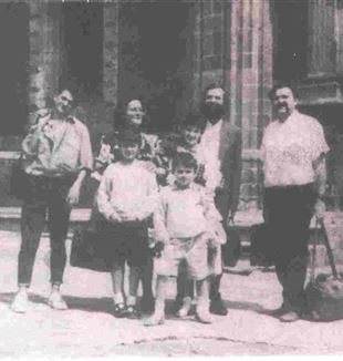 6 de septiembre de 1985. Giovanni Riva y su familia, y Amedeo Orlandini delante de la Catedral Metropolitana de la Ciudad de México.