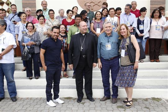Mons. Franco Coppola presente en los Ejercicios de la Fraternidad en mayo de 2018, con algunos responsables de CL en México