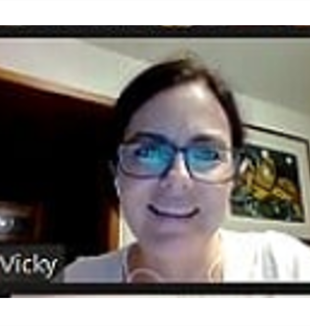 Vicky en una reunión por zoom con voluntarios 