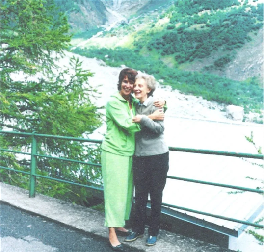 Dora Luz y Iola Maiochi
