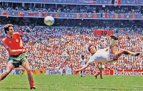 Gol de Manuel Negrete de la selección mexicana contra Bulgaria, en el estadio Azteca, durante la Copa Mundial de 1986. El Universal, 15 de junio de 1986