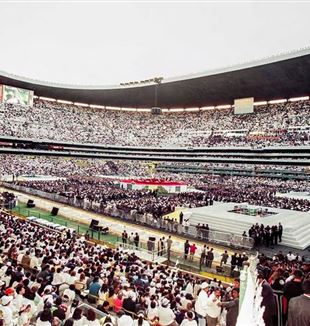 Visita a México de SS Juan Pablo II, en el Estadio Azteca